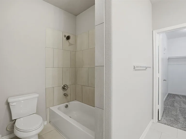 514 E Hazelwood St #B — Photo 8