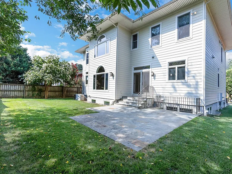 7607 Newmarket Dr — Photo 4