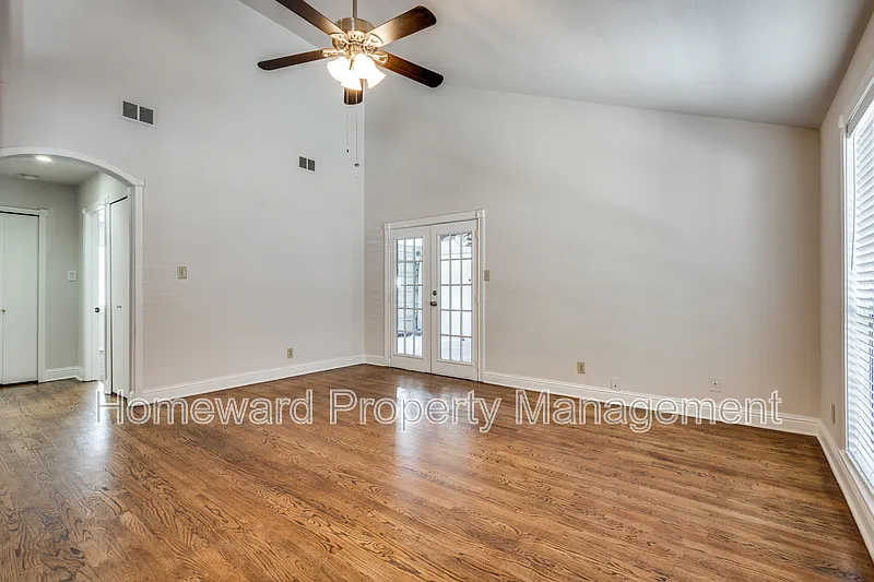 3 bed, 2.0 bath, 1201 sqft, $2,100 — Photo 3