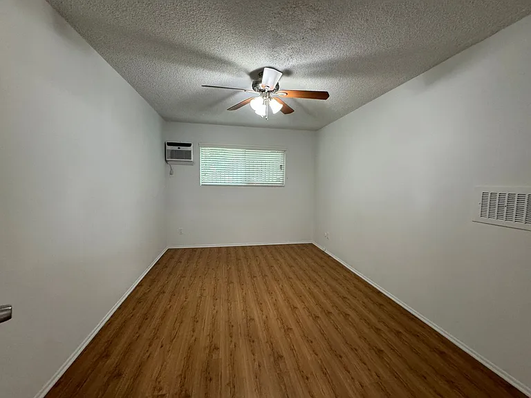 14220 Burbank Blvd — Photo 24