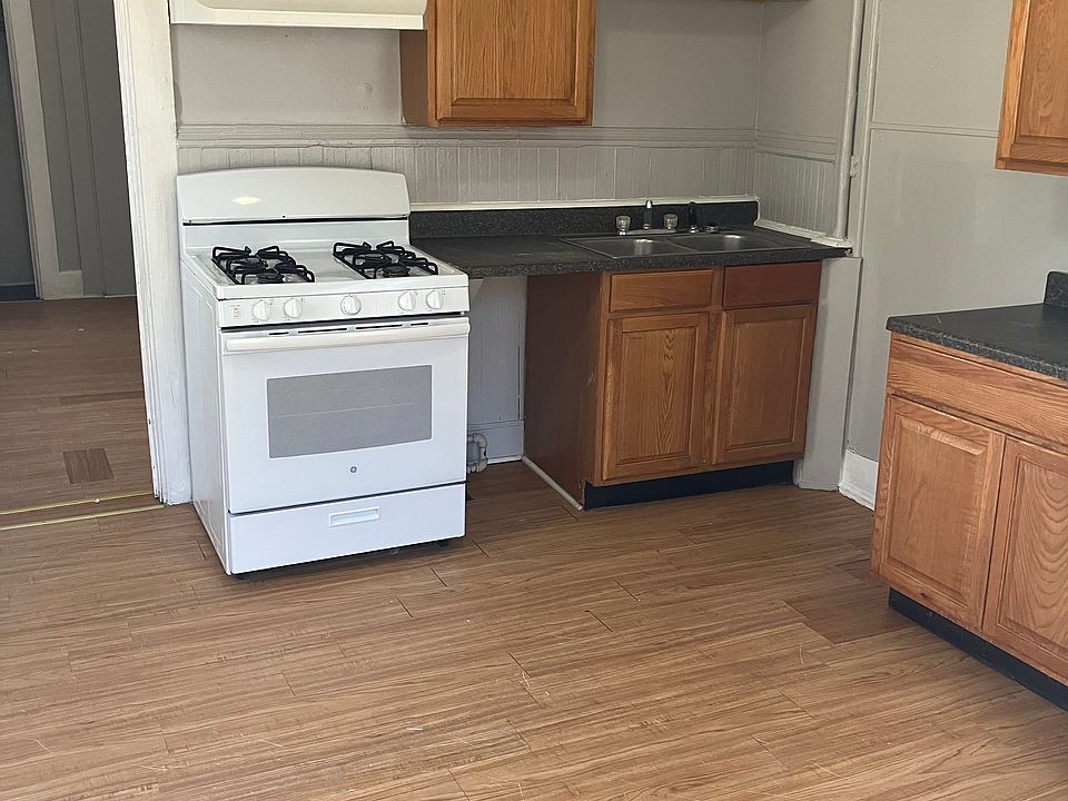 1st image of 916 W 6th St APT 2