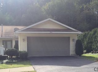 302 Cheney Oak Dr, Johnstown, PA 15905