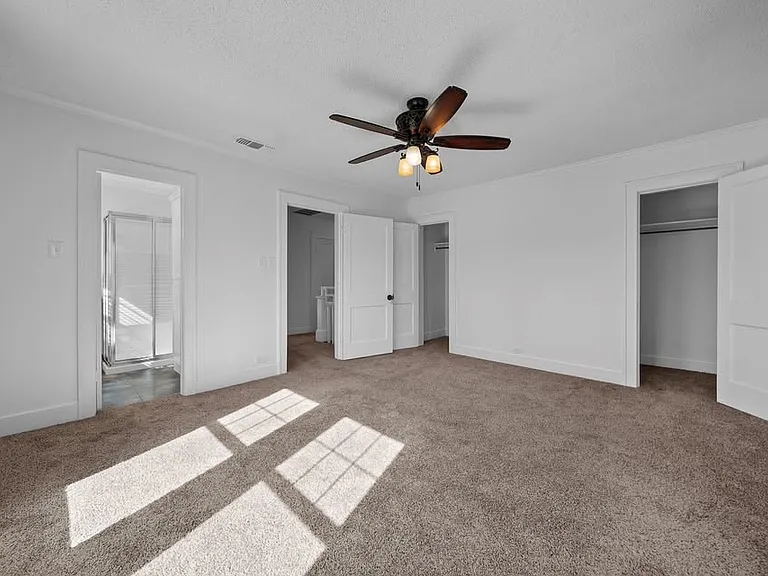 210 E Dobbs St — Photo 32