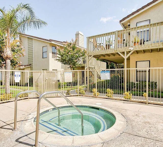 La Sierra Apartments — Photo 16