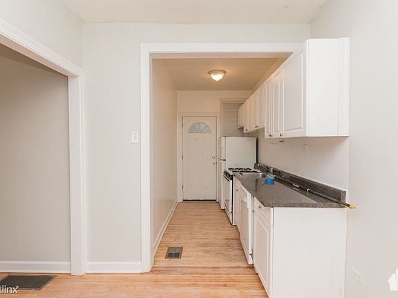 4th image of 628 1/2 W Barry Ave