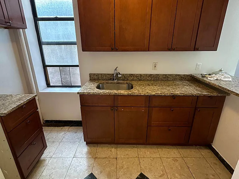 224 E 48th St #4A — Photo 3