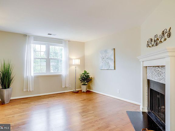 3rd image of 2838B S Wakefield St