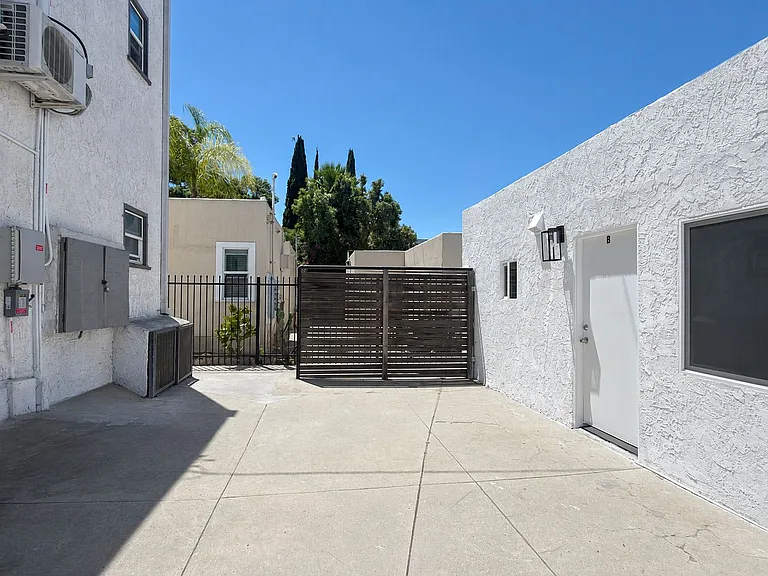 1001 E 5th St — Photo 11