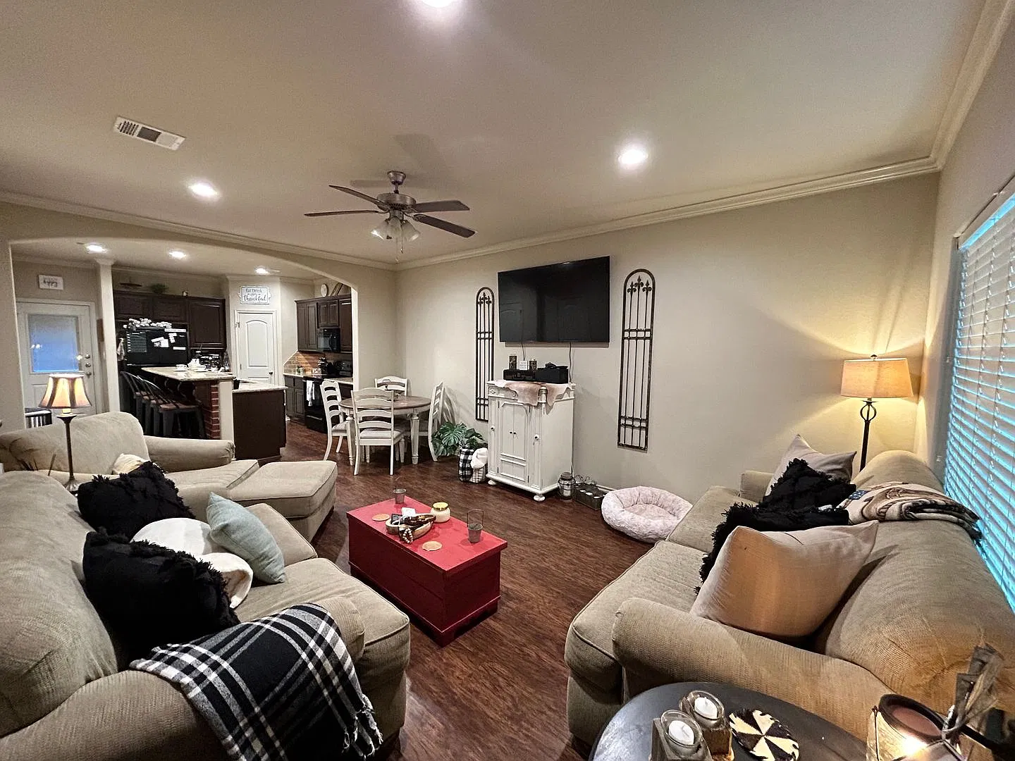 Super Spacious 2 Bed/2.5 Bath Condo off University! — Photo 2