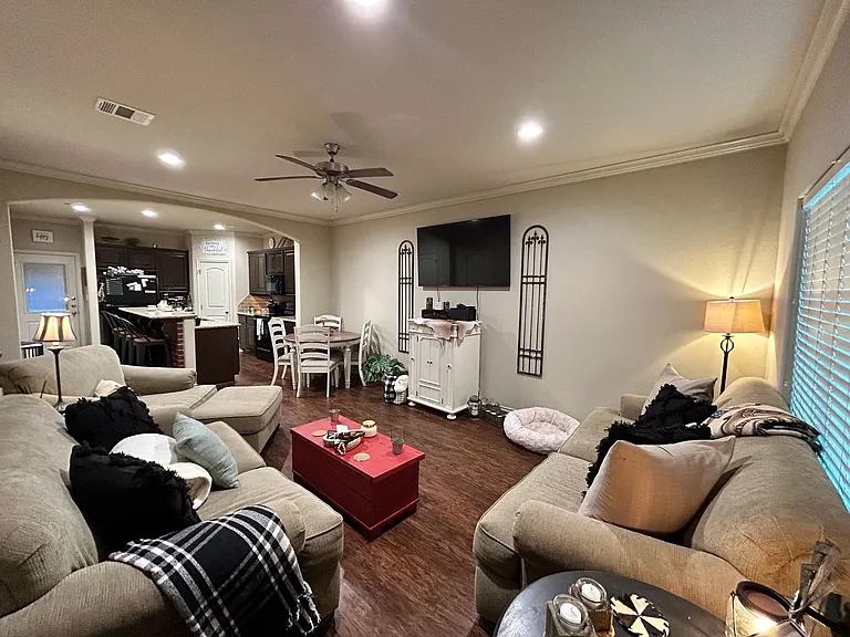 98 Forest Dr — Photo 2
