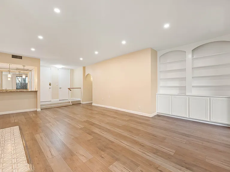 5340 Yarmouth Ave #108 — Photo 4