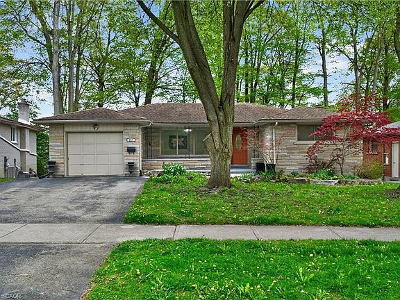 2nd image of 217 Pinegrove Cres