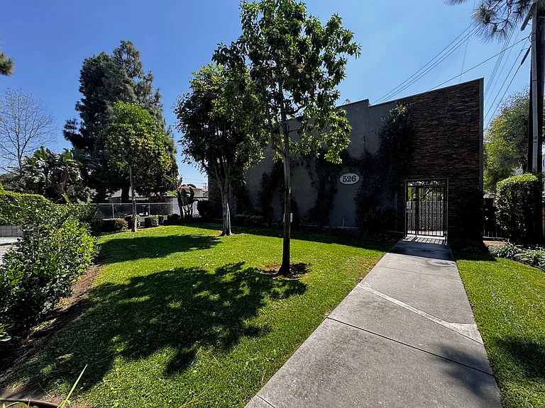 526 W Huntington Dr #J — Photo 1