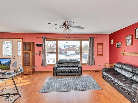 4th image of 618 Mendota Ln