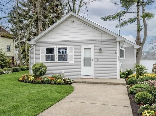 422 Lake Shore Dr, Warwick, RI 02889