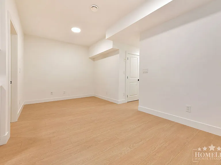 16678 16th Ave #BASEMENT — Photo 5