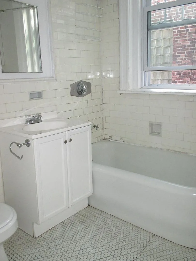 Building Photo - 732 Washington St #3A