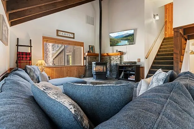 3 bed, 1224 sqft, $4,525 — Photo 3