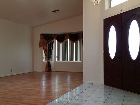 Wethersfield Rd, Living Room