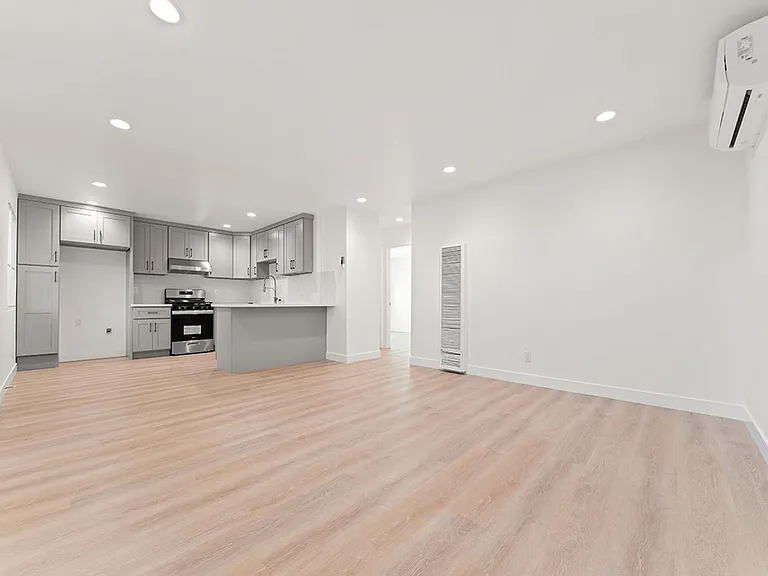 308 S Laurel St — Photo 5