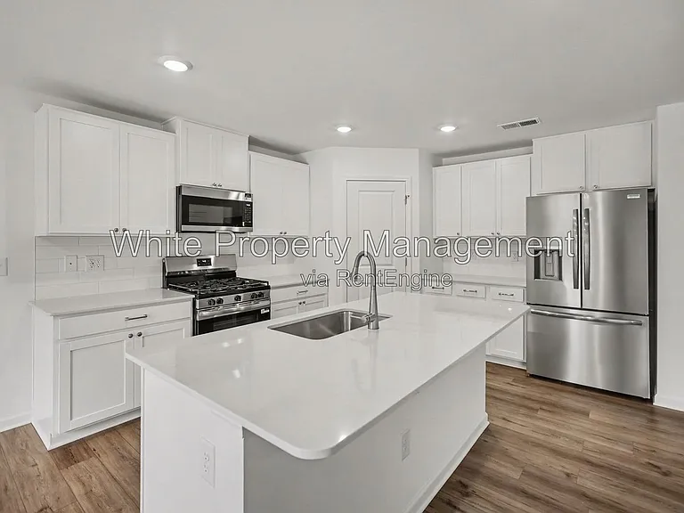 319 W 18th St — Photo 6