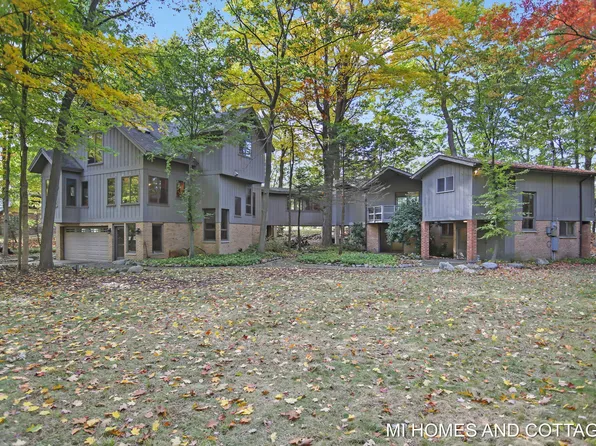 1648 Walker Rd, Fennville, MI 49408