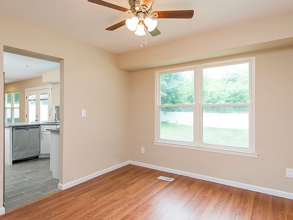 4th image of 1042 Feathertree Dr