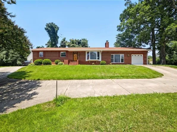 301 Waltz Farm Dr, Williamsburg, VA 23185