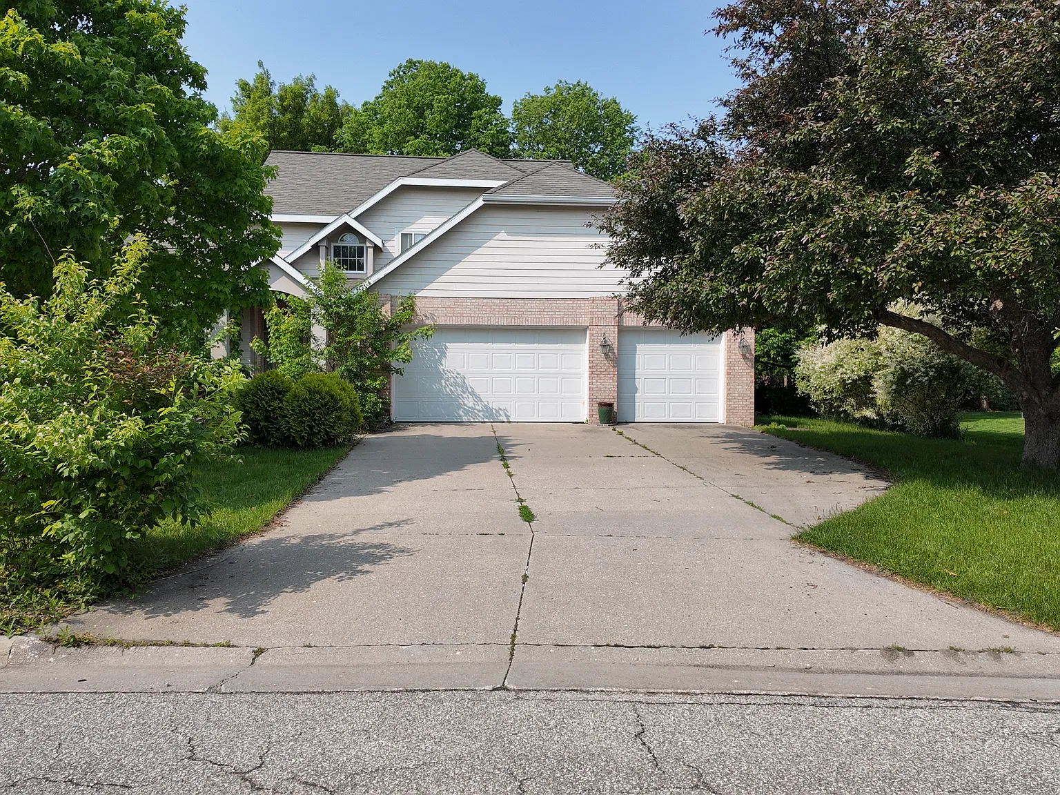 3 bed, 2.5 bath, 2370 sqft, $2,450 — Photo 1