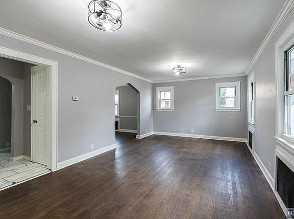 4th image of 240 Hansbury Ave #242
