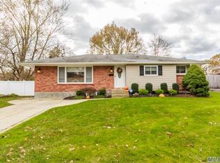 18 Pittoni Dr, Commack, NY 11725