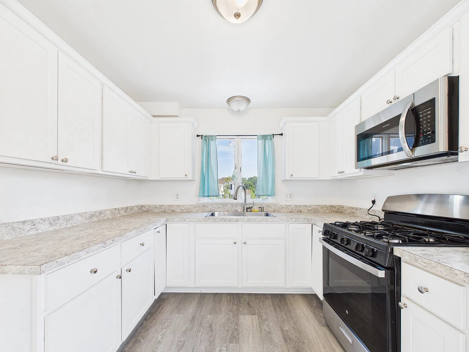 3 bed, 1050 sqft, $1,900 — Photo 4