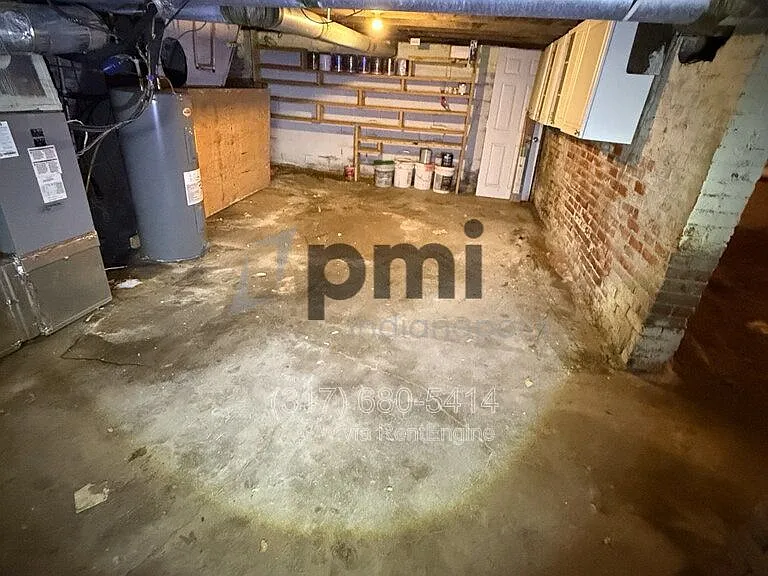 233 N East St — Photo 46
