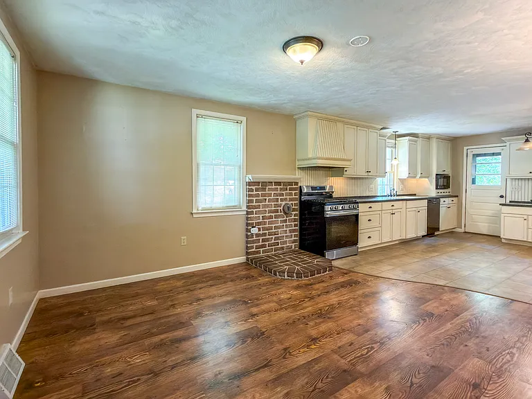 1011 Reading Rd — Photo 5