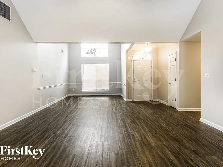 120 Kent Dr — Photo 2