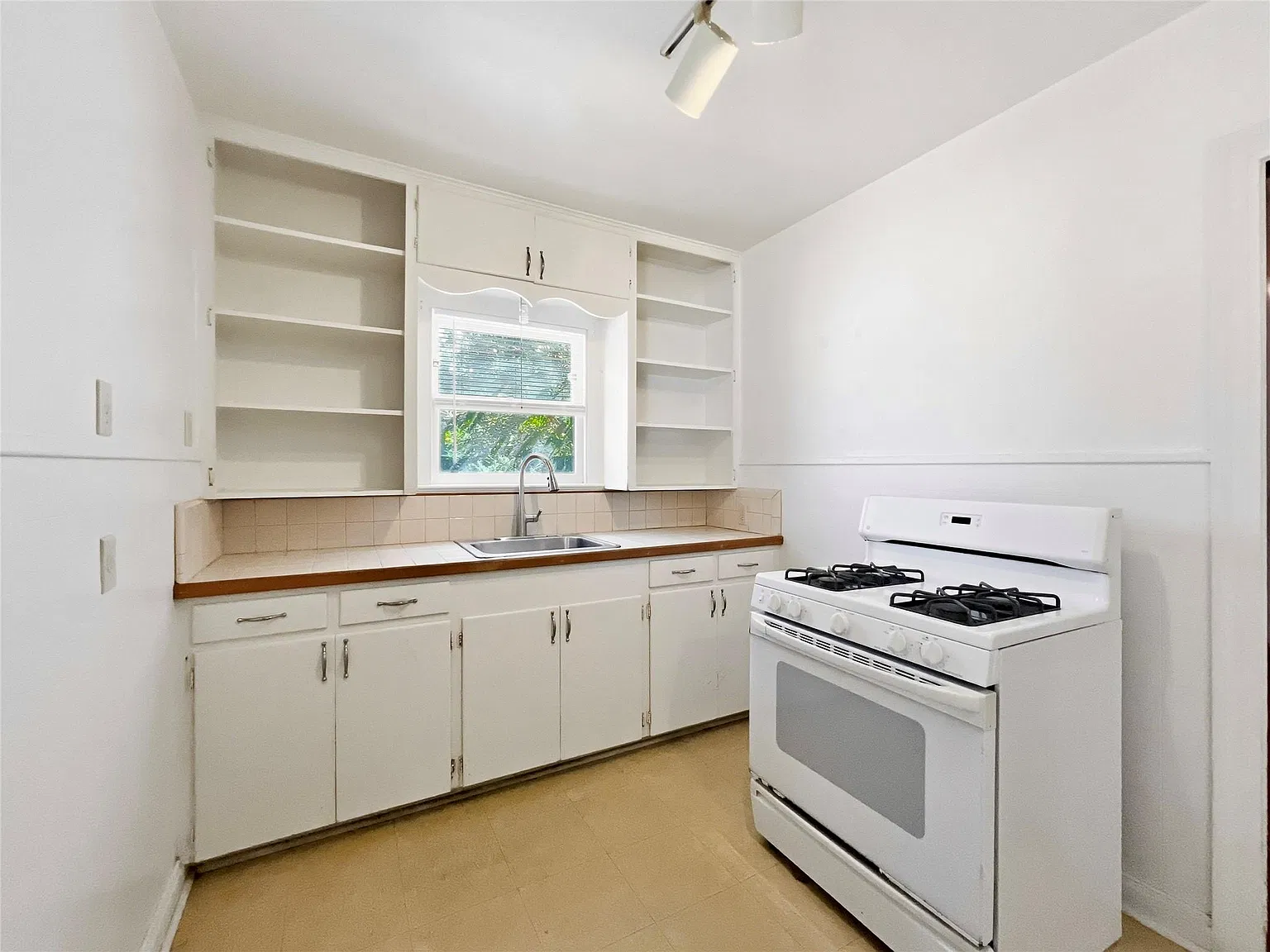 1 bed, 1.0 bath, 1124 sqft, $1,995 — Photo 4