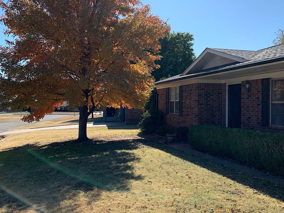 2nd image of 1905 Ridgecrest Dr
