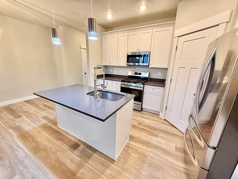 1013 S 2740 E — Photo 2