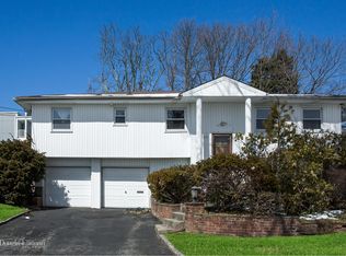 25 Russell Park Rd, Syosset, NY 11791