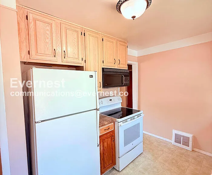 1313 Donald Ave — Photo 2