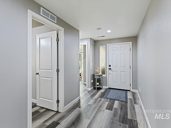 3rd image of 3812 Departure St