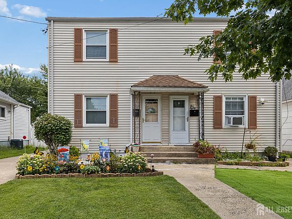 4th image of 582 Garden Ave
