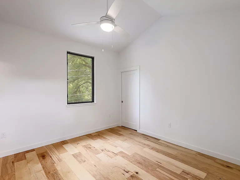 2104 Columbia Cv #B — Photo 15