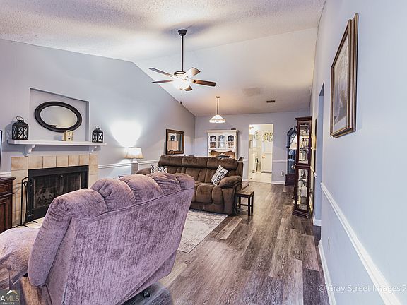 4th image of 2019 Shields Rd #8