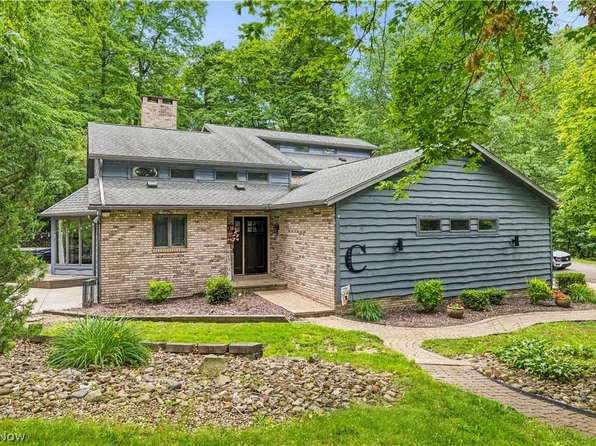 2402 Woodlawn Dr NW, Dover, OH 44622