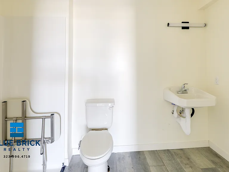 4324 S Vermont Ave #501 — Photo 11