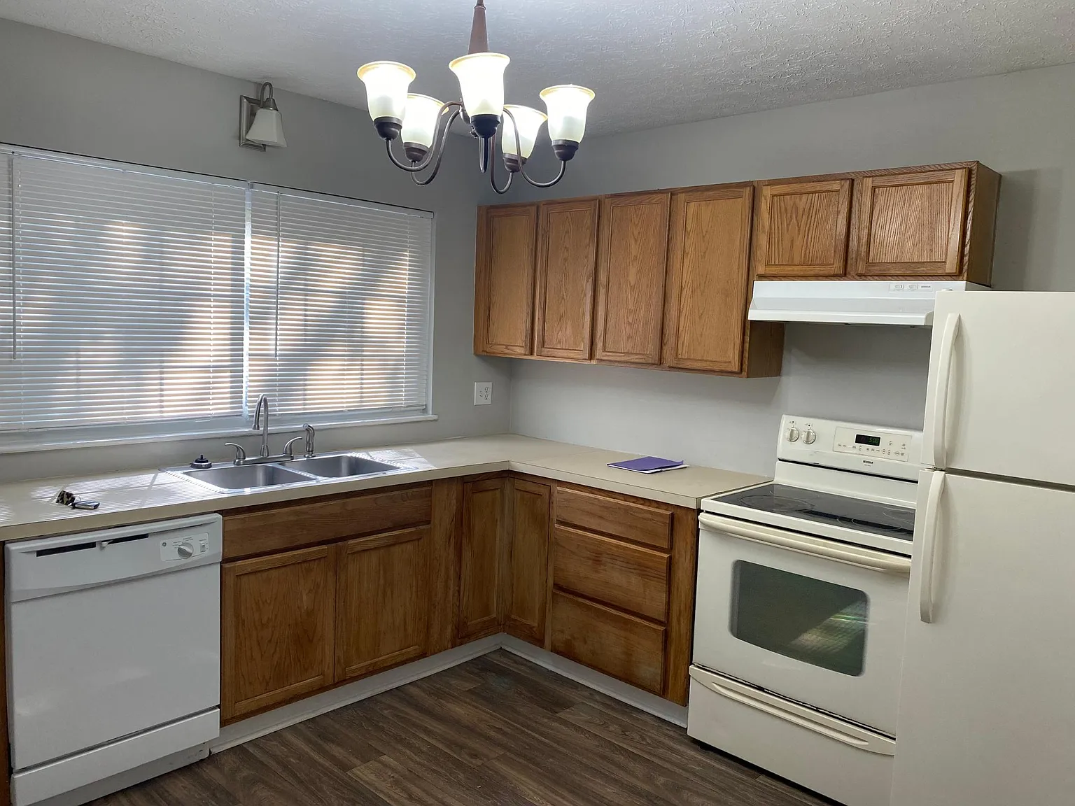 425 Lakewood Dr SW — Photo 3