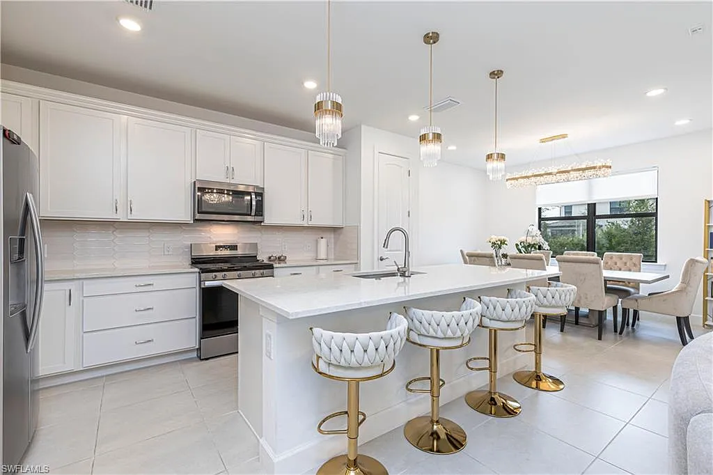 5 bed, 3.0 bath, 2615 sqft, $3,575 — Photo 2