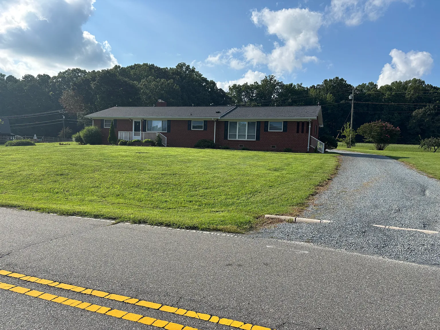 3 bed, 1.5 bath, 1900 sqft, $2,000 — Photo 1