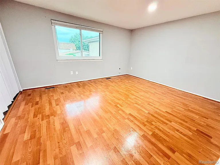 29105 Yorkshire Ln — Photo 7